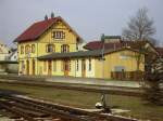 Das wunderschn restaurierte Empfangsgebude des Bahnhofes Mnsingen auf der Schwbischen Alb, strahlte am 04.04.2013 in der Nachmittagssonne.