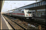 IC 2 mit Zuglok 147574-8 nach Frankfurt am Main fährt hier am 19.01.2023 um 14.46 Uhr an den Bahnsteig im HBF Münster in Westfalen.