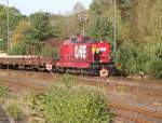 OHE 120071 (DG 1000/1200 BB M) kommt mit neuen Schwellen im Bahnhof Munster an.