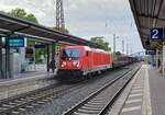 DB 187 117 mit einem gemischten Güterzug Richtung Weißenfels, am 07.10.2023 in Naumburg (S) Hbf.