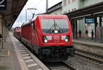 DB 187 171 mit zwei Samms-Wagen und der DB 265 009-1 Richtung Bad Kösen, am 02.01.2024 in Naumburg (S) Hbf.