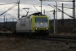 Captrain /ITL 185 543 fuhr am 19.2.24 mit einem Miltärzug durch Naumburg (Saale).