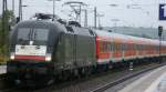 RB 16318 von Halle/S. Hbf nach Eisenach gezogen von ES 64 U2 - 028 am 18.09.11 in Naumburg/S. Hbf

ES 64 U2-028 (182 528-0)zieht am 18.09.11 RB 16318 von Halle/S. Hbf nach Eisenach und fährt in Naumburg/S. Hbf ein.