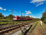 Auf einem Abstellplatz in der Nähe des Bf. Naumburg steht 15.09.2025 die ex DR/DB 155 196 der FWK.