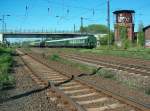 Westliches Gleisvorfeld in Naumburg (Saale) Hbf mit dem alten Wasserturm und der Brcke der B180; 11.05.2008