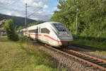 Umleiterzug ICE 4029 kommt durch Neckargerach am Abend des 6.7.