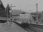 Am 19.8.1995 kam die 143 602 in Neckargerach mit einer Regionalbahn eingefahren,nächster Halt ist dann Binau.