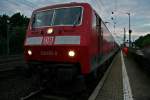 120 125-0 mit dem Az 13371 von Hamburg-Altona nach Alessandria am Abend des 20.06.14 beim Personalwechsel in Neu-Isenburg.