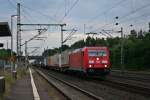 185 355-5 mit einem KLV-Zug auf dem Weg in Richtung Norden am Abend des 20.06.14 in Neu-Isenburg.