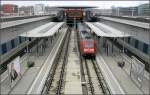 In der Mitte der Bahnsteige führt ein Steg über den tiefergelegten Bahnhof.