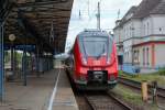 Abgestellter Talent 2 in Neubrandenburg zwischen Bahnsteig und Empfangsgebäude.