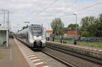 abellio 9442 814  Die Wartburg  als RB 74622 von Leipzig Hbf nach Eisenach, am 13.05.2022 in Neudietendorf.