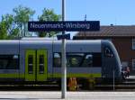 Hier sieht man das Bahnhofsschild  Neuenmarkt-Wirsberg , im Hintergrund steht ein Agilis-Triebwagen, 19.05.13.