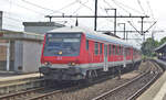 Die RB77 Neumünster - Kiel Hbf im Startbahnhof Neumünster. Zum Einsatz kamen bis 2015 Garnituren bestehend aus n-Wagen, bis 2017 aus im- und y-Wagen und anschließend n-Wagen, y-Wagen, MODUS-Wagen gemischt. Seit 2018 existiert diese Linie nicht mehr und ist Teil des RE7.
Aufgenommen im Juni 2016. Der Steuerwagen der Bauart Bybdzf 482.4 ist einer der vier Exemplare dieses Typs, die 2005 für den SH-Express Hamburg - Flensburg umgebaut wurden und als einzige Halberstädter Mitteleinstiegswagen für 160 km/h zugelassen waren und Schwenkschiebetüren besaßen.