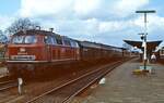 Zu den ersten Serienlokomotiven der Baureihe 218 gehört die 218 103-0, die nach ihrer Ablieferung zum Bw Flensburg kam, wo sie vom 10.05.1971 bis 23.09.1995 stationiert war.
