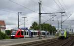 Parallel fahren ein Nordbahn-LINT aus Büsum und der 445 017 aus Flensburg am 10.07.2023 im Bahnhof Neumünster ein