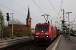 185 326 durchfhrt mit einem Gterzug den Bf Neumnster am 29.04.2010.