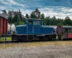 Die 1962 von O&K direkt an ein Industrieunternehmen gelieferte Diesellok des Typs MV 10 (ohne das  S  der Kategorie) steht am 15.07.2025 beim NFG Bahnservice Neuoffingen.
