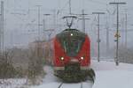 Bei heftigem Schneetreiben kommt eine S 8 (Hagen - Mönchengladbach) mit dem 1440 306-7 an der Spitze am 07.01.2026 im Neusser Hauptbahnhof an