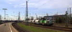 Eine DE18 von Vossloh kommt mit einem Kalkzug aus Frimmersdorf nach Rohdenhaus fährt durch den Neusser-Güterbahnhof in Richtung
