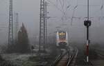Düstere Stimmung herrschte bei der Einfahrt von 462 044 mit dem RE 4 nach Aachen im Neusser Hauptbahnhof, aufgrund einer Inversionswetterlage hatte sich der hartnäckige Nebel auch am