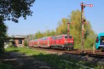 DB 218 435-6 zieht ihre RB85 von Neustadt(Holst) nach Lübeck Hbf durch Neustadt(Holst)Gbf, während der Gegenzug bereits zwecks Zugkreuzung im Nachbargleis wartet.