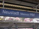 Bahnhofsschild Neustadt (Weinstr) Hbf