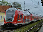 Der Elektrotriebzug 445 003 fährt gerade als RE5 am Hauptbahnhof in Neustrelitz ein.