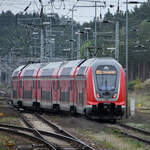 Der Elektrotriebzug 445 001 verlässt gerade als RE5 am Hauptbahnhof in Neustrelitz. (Mai 2021)