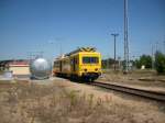 Der Oberleitungs-Revisionstriebwagen 708 329 stand am 03.07.2008 in Neustrelitz Hbf an der Tankstelle.