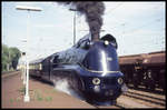 011102 fährt hier am 13.6.1997 mit dem alten Rheingold Zug in Neuwied ab.
