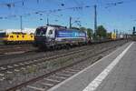 Bis 52 Halb-LKW ( Semitrucks )  ersetzt ein KLV-Zug laut RTB 193 429 ''Vectruck  beim Passage durch Neuwied am 30 April 2026.