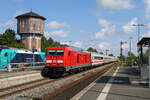 DB 245 024 erreicht am 01.06.2022 mit IC 2311 den Bahnhof Niebüll, während im Nachbargleis 245 213-4 mit einem RE6 nach Hamburg-Altona wartet. IC 2311 wird hier in Niebüll drei Kurswagen aus Dagebüll Mole beigestellt bekommen.
