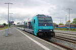 DB 245 211-8 erreicht mit einem RE6 von Hamburg-Altona kommend den Zielbahnhof Niebüll. (30.05.2022)