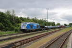 SIEAG 247 909  Anne  rollte im Dienste der RDC Autozug Sylt GmbH mit einem  blauen Autozug  aus dem Bahnhof Niebüll in Richtung Westerland(Sylt).