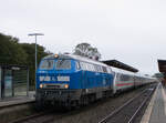 218 058 (eigentlich 218 412) der PRESS in Niebüll am 04.10.2025 mit IC 2216/2214 nach Dagebüll Mole und Westerland.
