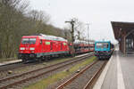 Am 13.04.2026 verlässt 245 022 mit einem Sylt-Shuttle den Bahnhof Niebüll, daneben VT 71 von RDC vor einem RE nach Tondern/Dänemark