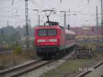 143-083-4 drückt ihren RE aus dem Bahnhof Nienburg/Weser hinaus Richtung Minden.