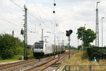185 696 verlässt mit dem, unter Eisenbahnfreunden bekannten,  Nievenheimer Aluzug  den Nievenheimer Güterbahnhof.