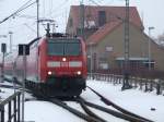 Ein RE, gezogen von einer 146, verlsst am 06.02.2010 den Bahnhof Norddeich fr die wahrlich letzten Meter nach Norddeich Mole zum Endpunkt.