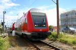 DBpbzfa mit Schublok 146 130-0 von DB Regio Nord als RE 4427 (RE1) nach Hannover Hbf wird von der Abstellung des Bahnhofs Norddeich in seinen Starthaltepunkt Norddeich Mole gedrückt.