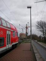 Regionalzug aus Niedersachsen wartet beim Signal auf Fahrtfreigabe, um in den Bahnhof Norddeich einzufahren.