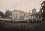 Der Bahnhof Nordhausen mit seinem Empfangsgebäude am 11.09.1938 und dem Straßenbahn Triebwagen 28 davor.
Eine Aufnahme meines Großvaters Bruders auf den Weg nach Erfurt. 