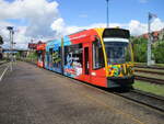 Der Combino Duo Tw 203 hatte,am 14.Mai 2026,in Nordhausen Nord,vom Stra�enbahnnetz auf das HSB Netz gewechselt und wartete am Bahnsteig auf Ausfahrt.