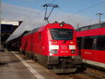 Skoda Elektrolokomotive der Baureihe 102 (102 005) am 1.4.2026 im Nürnberger Hauptbahnhof mit ihrem RE1 nach München