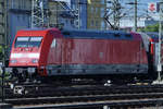 Die 101 011-5 der DB bei im Mai 2017 der Ausfahrt aus dem Hauptbahnhof Nürnberg.