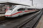 412 009 (5812 009-9) wartet am 28.12.2017 als ICE882 von München Hauptbahnhof nach Kiel Hauptbahnhof im Nürnberger Hauptbahnhof auf Ausfahrt.
