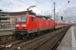 143 358-0 schiebt am 28.12.2017 die S2 von Roth nach Altdorf(b Nürnberg) aus dem Nürnberger Hauptbahnhof.