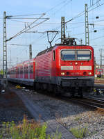 Die Elektrolokomotive 143 870-4, unterwegs auf der Linie S 2 bei der Einfahrt in den Hauptbahnhof Nürnberg.