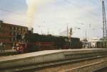 41 241 setzt sich am 21.05.1997 in Nürnberg Hbf vor ihren Zug Richtung Neuenmarkt-Wirsberg.